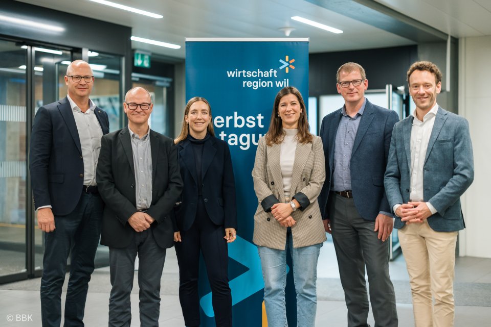 v.l.n.r. Marc Züllig (Vorstand wrw), Martin Schönenberger (CFO Micarna-Gruppe), Salome Zeintl (Geschäftsführerin zeintra), Michèle Jäger (Präsidentin wrw), Björn Rosenplänter (Vorstand wrw), Jan Riss (IHK SG-Appenzell) v.l.n.r. Marc Züllig (Vorstand wrw), Martin Schönenberger (CFO Micarna-Gruppe), Salome Zeintl (Geschäftsführerin zeintra), Michèle Jäger (Präsidentin wrw), Björn Rosenplänter (Vorstand wrw), Jan Riss (IHK SG-Appenzell)