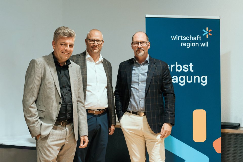 v.l.n.r. Marco Frauchiger (Rektor BZWU Wil-Uzwil), Marc Züllig (wrw Präsident), Dr. Urs Frey (KMU-Innovator)