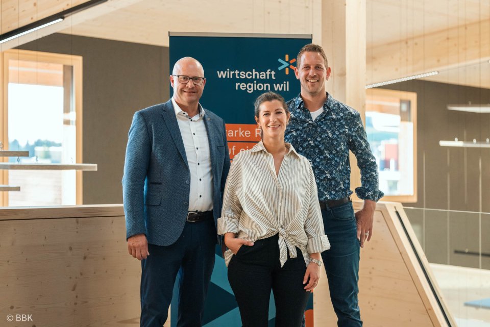 Präsidiumsablösung bei Gastgeber (v.l.n.r. Marc Züllig, abtretender Präsident / Michèle Jäger, neue Präsidentin, Gastgeber Stefan Müller, S. Müller Holzbau AG)